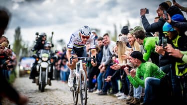 Mathieu van der Poel lors de Paris-Roubaix le 7 avril 2024