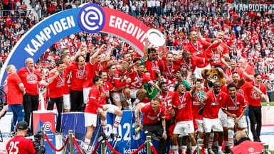 Les joueurs du PSV soulèvent le 25e trophée du club en Eredivisie, le dimanche 5 mai 2024