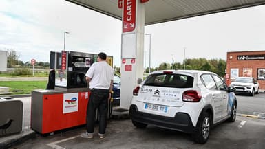 Un homme s'apprête à faire le plein de sa voiture dans une station-service Total Energies à Genech, dans le nord de la France, le 5 octobre 2022. 