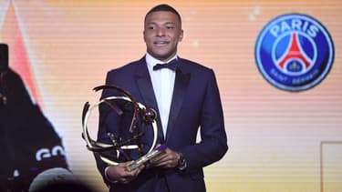 Kylian Mbappé avec son trophée UNFP de meilleur joueur de Ligue 1 le 13 mai 2024