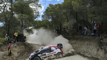 La Toyota Yaris, pilotée par le Finlandais Kalle Rovanperä, lors du Rallye de l'Acropole, le 10 septembre 2021 à Agioi Theodoroi