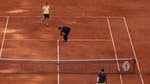 Le 9 juin, 2024, à Roland-Garros, Zverev accourt pour montrer à l'arbitre la trace laissée par la seconde balle d'Alcaraz, dont on apprendra plus tard qu'elle était faute.