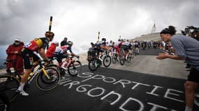 Wout van Aert et d'autres coureurs du peloton lors de la première ascension du mont Ventoux sur le Tour de France 2021