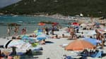 Des vacanciers sur la plage corse de Mare e Sol à Pietrosella, le 12 août 2023 