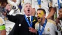 Carlo Ancelotti célèbre le sacre du Real Madrid en Ligue des champions avec ses joueurs, 1er juin 2024