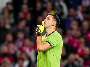 Emiliano Martinez lors de Losc-Aston Villa le jeudi 18 avril 2024