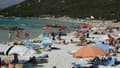 Des vacanciers sur la plage corse de Mare e Sol à Pietrosella, le 12 août 2023 