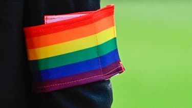 Le brassard arc-en-ciel porté à l'occasion de la journée de lutte contre l'homophobie en Ligue 1, 14 mai 2023