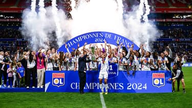 Wendie Renard soulève le 17e titre de championnes de France de l'OL, le 17 mai 2024.