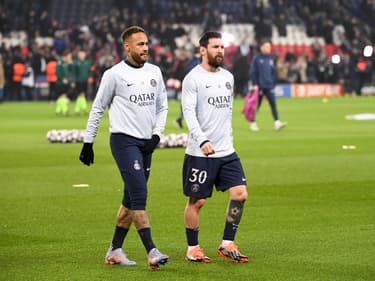 Lionel Messi et Neymar avec le maillot du PSG avant un match face au Bayern Munich (0-1, Ligue des champions), le 14 février 2023