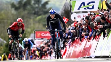  Stephen Williams vainqueur de la Flèche Wallonne devant le Français Kevin Vauquelin, le 17/04/2024