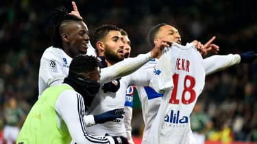 Nabil Fekir qui montre son maillot lyonnais lors du derby contre Saint-Etienne, novembre 2017