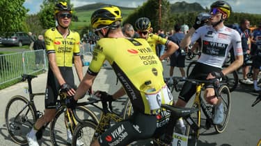 Sepp Kuss (de face) et Matteo Jorgenson (en blanc) avec leurs coéquipiers de la Visma-Lease a Bike lors du Dauphiné, le 4 juin 2024.