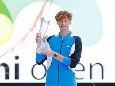 Jannick Sinner pose avec le trophée après son titre au Masters 1000 de Miami suite à sa victoire face au Bulgare Grigor Dimitrov (6-3, 6-1), le 31 mars 2024