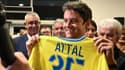 Gabriel Attal reçoit un maillot de Sochaux, le 16 mars 2024.