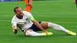 L'Anglais Harry Kane se tient le pied après un contact dans la surface des Pays-Bas en demi-finale de l'Euro, le 10 juillet 2024