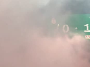 Les fumigènes lors de Kaiserslautern-Leverkusen, le 25 mai 2024.