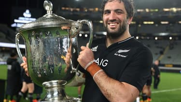 Le deuxième ligne néo-zélandais Sam Whitelock brandit la   Bledisloe Cup, après le match entre les All Blacks et l'Australie à l'Eden Park d'Auckland le 14 août 2021