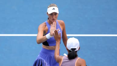 Kristina Mladenovic félicite Shuai Zhang en demi-finales de l'US Open contre Katerina Siniakova et Taylor Townsend (7-5, 4-6, 6-3), le 4 septembre 2024