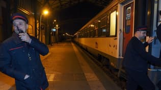 Un train de nuit à quai