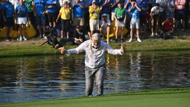 Les supporters ont fini à l'eau après la victoire de l'Europe à la Ryder Cup, le 1er octobre 2023.