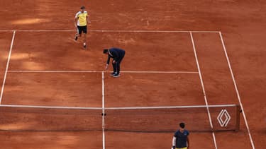 Le 9 juin, 2024, à Roland-Garros, Zverev accourt pour montrer à l'arbitre la trace laissée par la seconde balle d'Alcaraz, dont on apprendra plus tard qu'elle était faute.