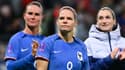 Eugénie Le Sommer avec Amandine Henry après un match des Bleues en octobre 2023