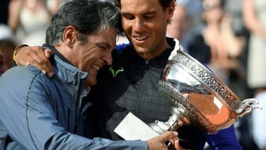 Rafael Nadal et son oncle et entraîneur Toni savourent la énième victoire du champion à Roland-Garros, le 11 juillet 2017 à Paris  