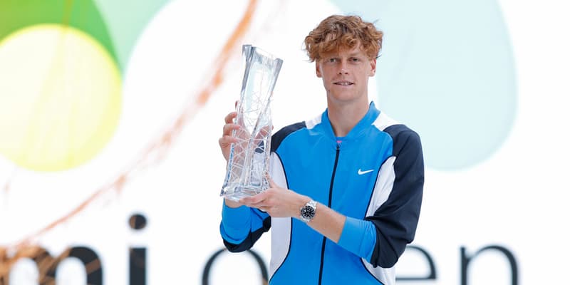 Jannick Sinner pose avec le trophée après son titre au Masters 1000 de Miami suite à sa victoire face au Bulgare Grigor Dimitrov (6-3, 6-1), le 31 mars 2024