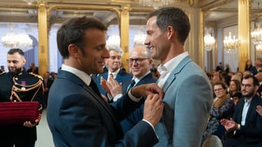 Sébastien Ogier décoré de la légion d'honneur par Emmanuel Macron, le 3 mai 2024.