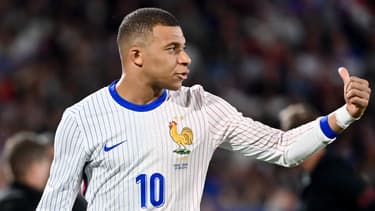 Kylian Mbappé en train de donner une consigne lors de France-Canada, le 9 juin 2024