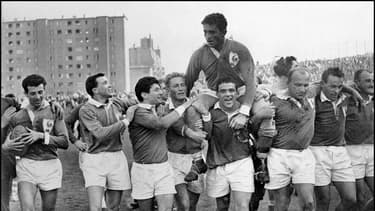 Lucien Mias, porté en triomphe par ses coéquipiers, le 4 avril 1959, au stade de Colombes