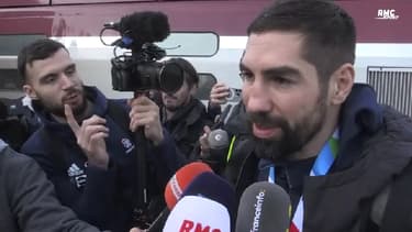 Nedim Remili s'apprête à poser une question à son coéquipier Nikola Karabatic, le 29 janvier 2024, à Paris.