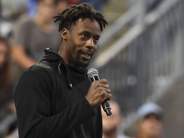 Gaël Monfils s'adresse au public après son forfait.