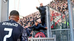 Steven Bergwijn fait face aux supporters de l'Ajax après la défaite face à Utrecht, le 22 octobre 2023.