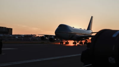 Air Force One laskeutunut Helsinki-Vantaan lentokentälle.