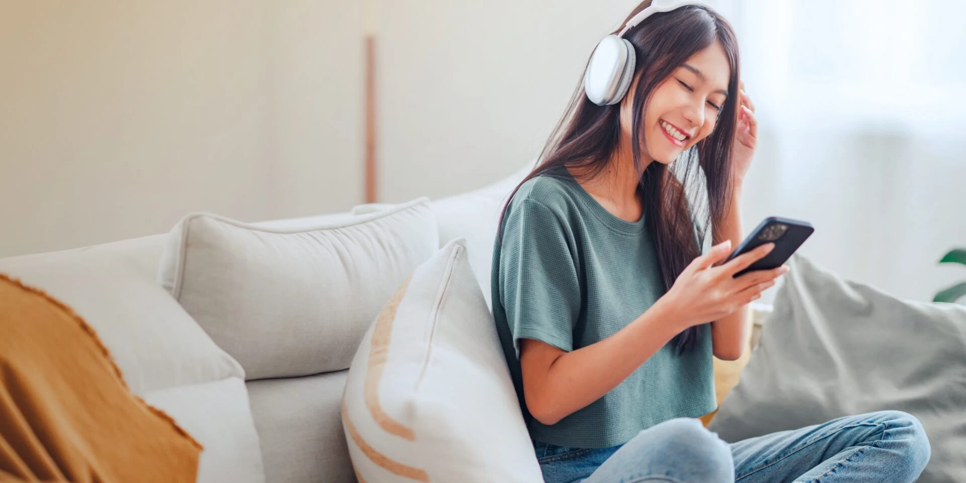 Woman reading article on her mobile device.