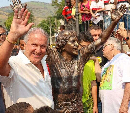 Zico é homenageado com uma estátua de bronze em Quintino