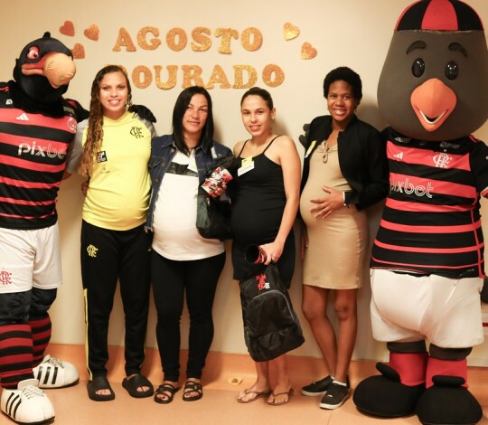 Flamengo vai à maternidade municipal em apoio à conscientização pelo aleitamento materno