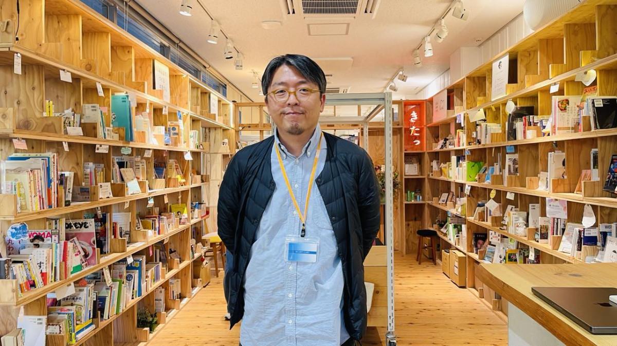 マスマス関内を運営する「関内イノベーションイニシアティヴ」代表の森川正信さん。「LOCAL BOOK STORE kita.」で撮影