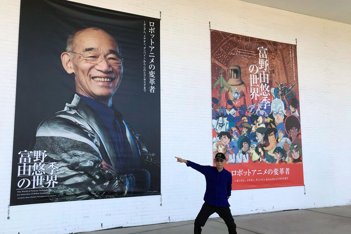 青森県立美術館入り口に掲げられた富野さんの巨大バナー（写真提供＝青森県立美術館）