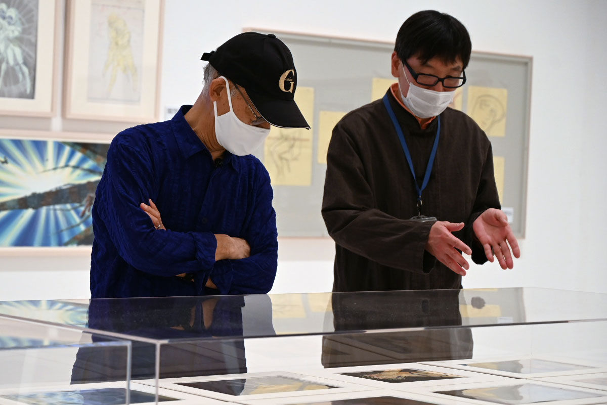 青森県立美術館の工藤健志さん（右）から説明を受ける富野さん