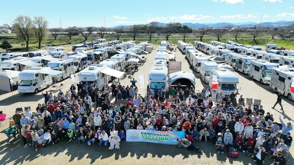 上里町堤調整池運動公園での「キャンピングカーバケーション」参加者とキャンピングカー