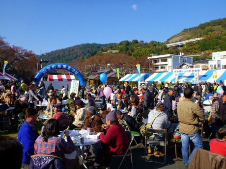 にぎわいを見せる「山北町産業まつり」（写真＝昨年の様子）