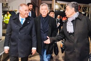 Macri viajó especialmente de Wimbledon a Tucumán, pero le tocó seguir la firma del Pacto de Mayo desde la calle (Fuente: NA)