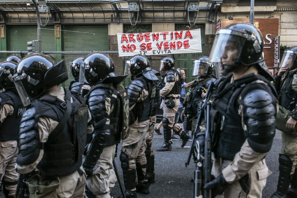 "Arbitrario e ilegal": fue a protestar contra la ley Bases, lo detuvieron sin pruebas y sigue preso