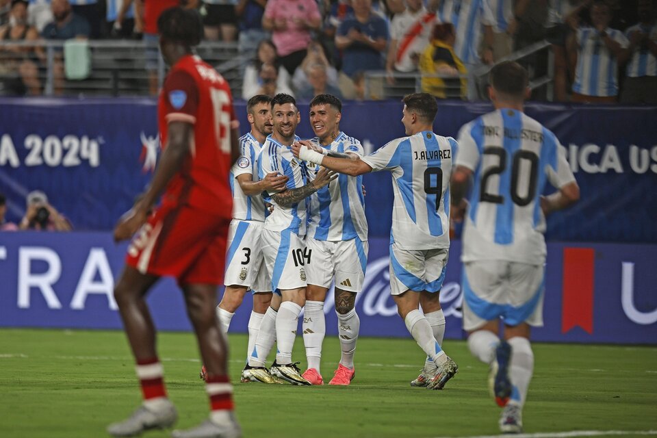 Los argentinos celebran el segundo gol (Fuente: EFE)