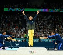 Rebeca Andrade en lo más alto del podio. Simone Biles y Jordan Chiles, a sus pies. (Fuente: AFP) (Fuente: AFP) (Fuente: AFP)