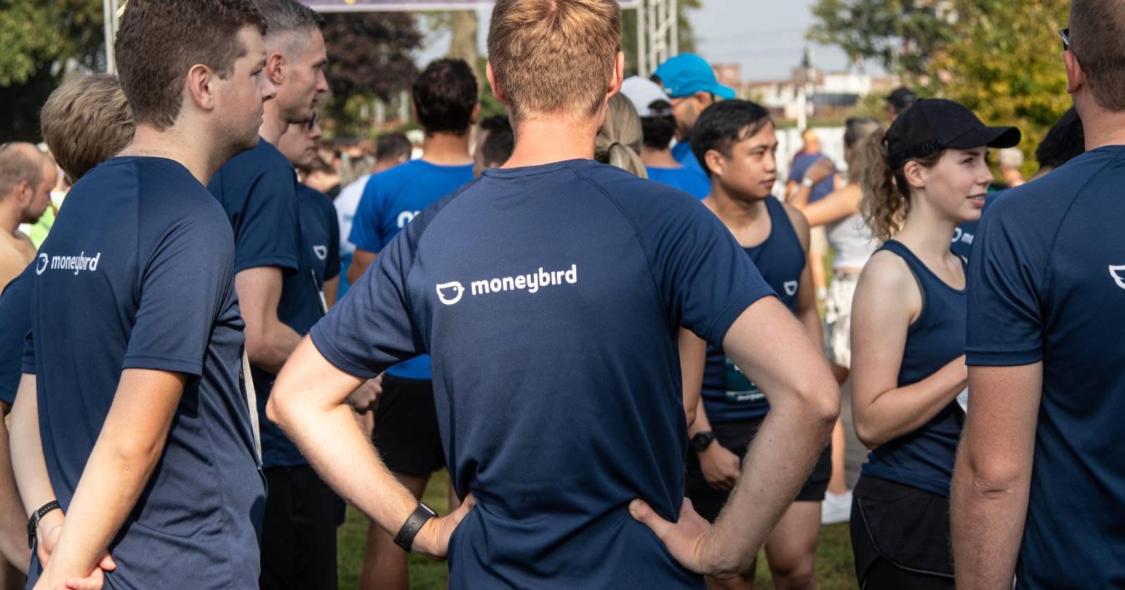 Collega's staan klaar voor de start van de Singelloop in nieuwe Moneybirdshirts