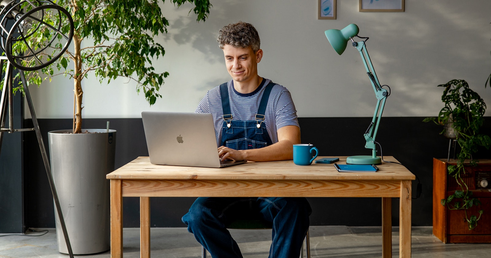 Een timmerman doet comfortabel zijn boekhouding achter een bureau